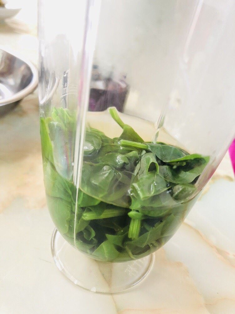 菠菜鸡蛋羹(两个版本),菜叶放少量温开水