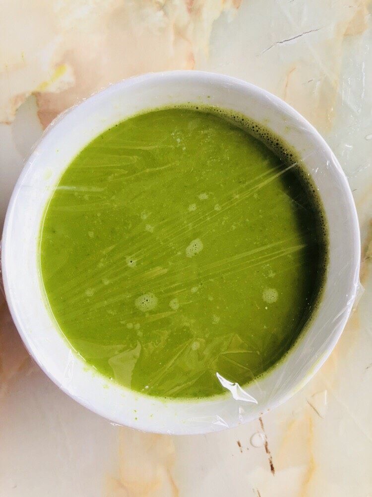 菠菜鸡蛋羹(两个版本),封上保鲜膜