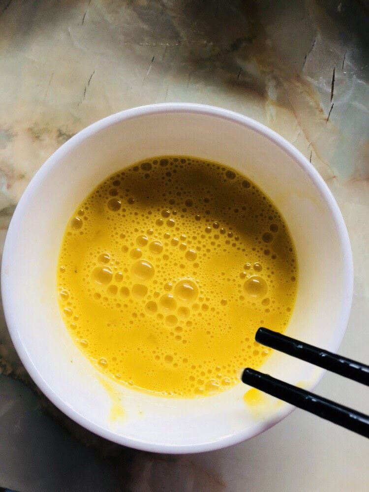 菠菜鸡蛋羹(两个版本),用筷子快速搅拌用力至完全打散,有大气泡产生。