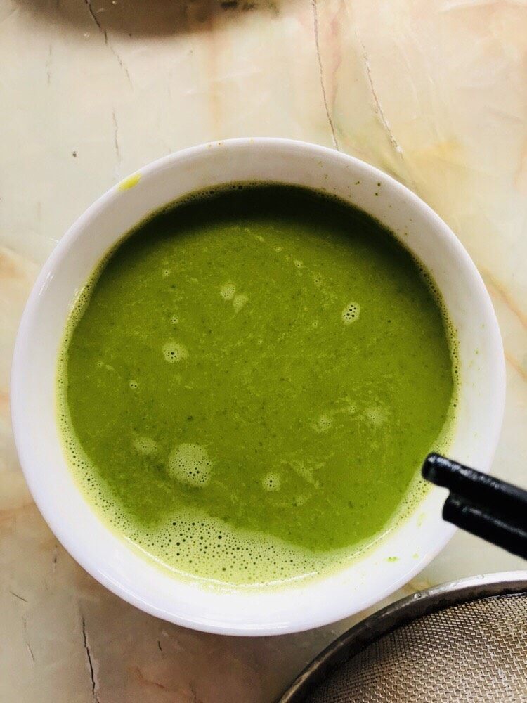 菠菜鸡蛋羹(两个版本),用筷子撇去浮末
