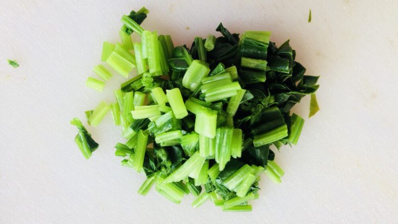菠菜鸡蛋羹(两个版本),切成小段备用