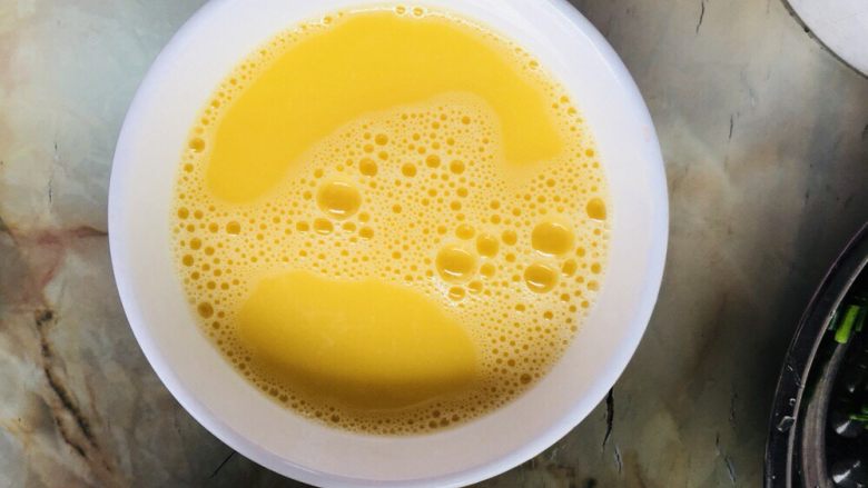 菠菜鸡蛋羹(两个版本),搅拌均匀