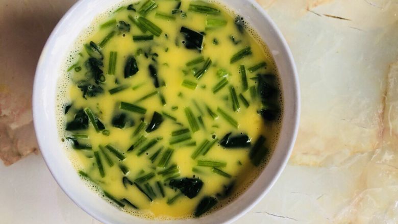 菠菜鸡蛋羹(两个版本),加入切好的菠菜段