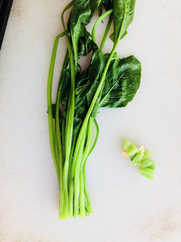 菠菜鸡蛋羹(两个版本),焯烫好的菠菜切去根部