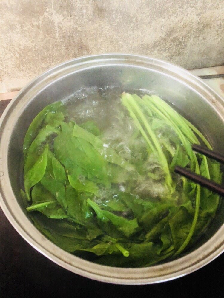 菠菜鸡蛋羹(两个版本),锅内烧水,焯烫一下捞出备用。这一步是为了去除菠菜的草酸。