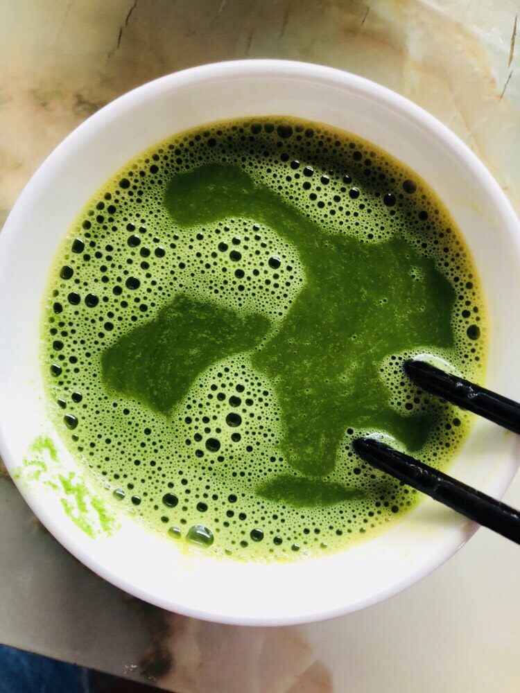 菠菜鸡蛋羹(两个版本),加入适量菠菜汁,菠菜汁的量大约比蛋量的多一些。