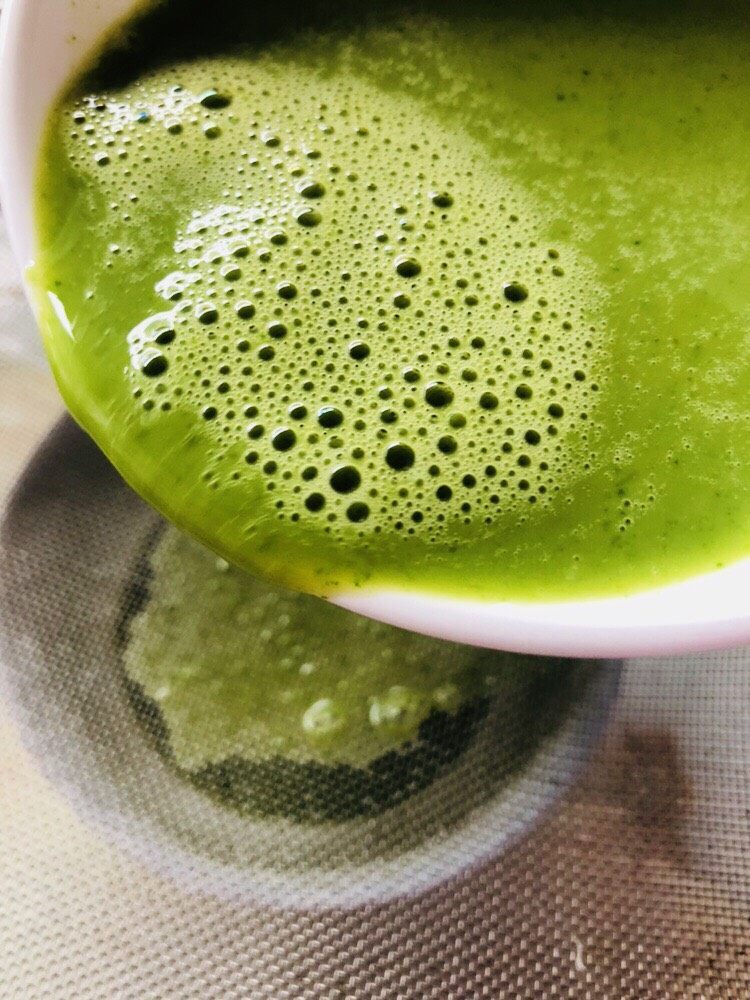 菠菜鸡蛋羹(两个版本),用滤网过滤掉大气泡以及一些未打散的蛋清,这是蛋羹顺滑的秘笈。
