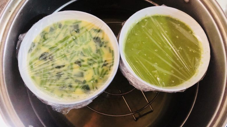 菠菜鸡蛋羹(两个版本),上锅蒸15分钟即可食用