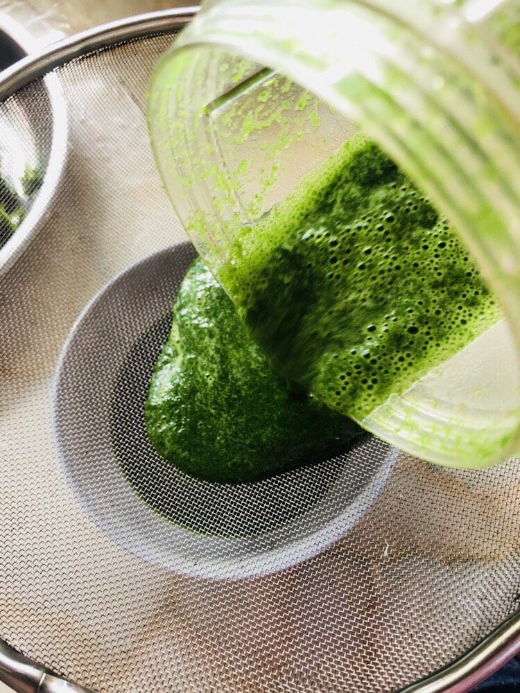 菠菜鸡蛋羹(两个版本),用滤网过滤一下菠菜泥,很多菜泥在这一步被滤去了。