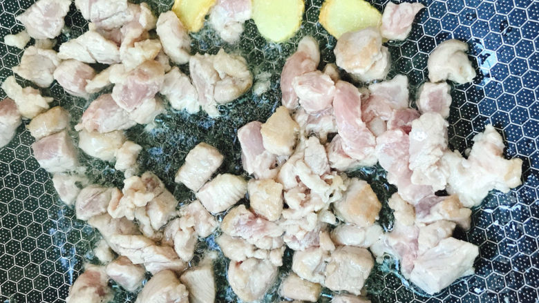 咖喱饭🍛,倒入猪肉粒炒至断生,盛出备用。