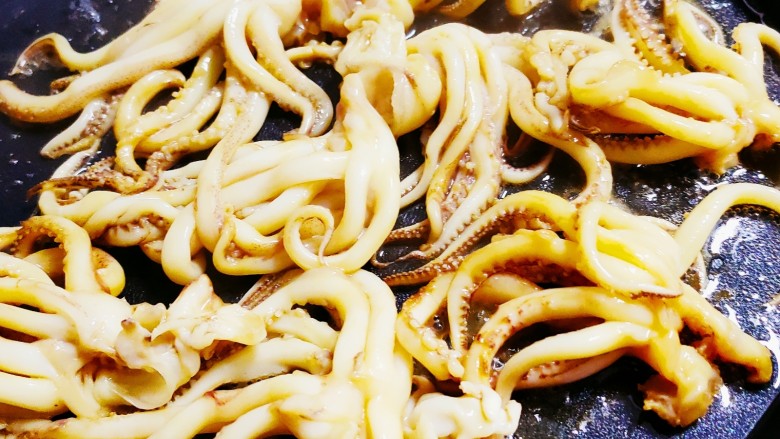 香辣八爪鱼,煎锅中倒油,油热后放入八爪鱼