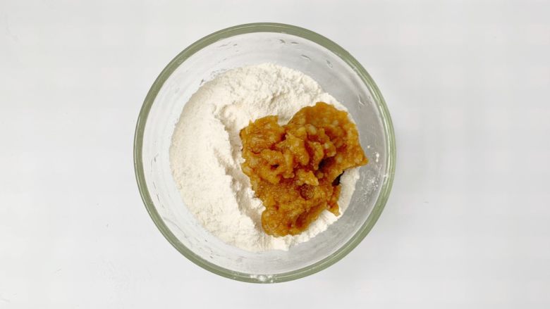 小月龄宝宝零食:红枣山药磨牙棒,<a style='color:red;display:inline-block;' href='/shicai/ 49259'>红枣山药泥</a>放入面粉中