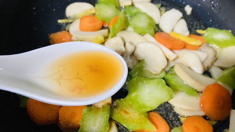 杏鲍菇炒牛肉,烹入<a style='color:red;display:inline-block;' href='/shicai/ 718'>料酒</a>翻炒均匀