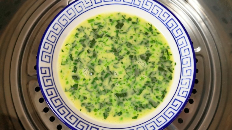 菠菜鸡蛋羹,蒸锅内放水,放上菠菜蛋液,扣上一个盘子(或者盖上保鲜膜,保鲜膜上面扎几个小孔),烧开以后大火蒸10分钟。
