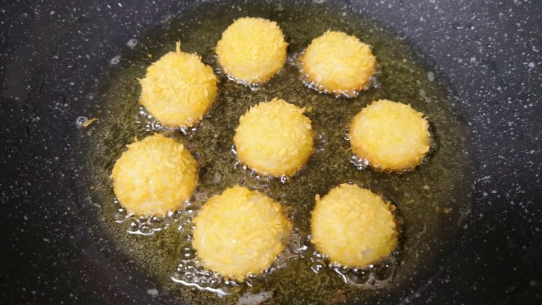 油炸汤圆,锅内倒入多一些食用油烧至6成热,放入做好的面包糠汤圆,小火炸制。
