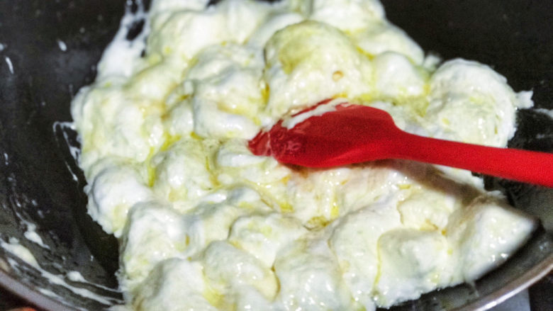 网红粉色雪花酥,加入棉花糖,小火融合,用硅胶刀翻拌(用不粘锅)