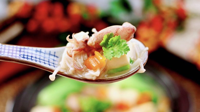 金针菇豆腐鱿鱼煲,营养丰富又健康养生,吃上一口真的是超级满足。