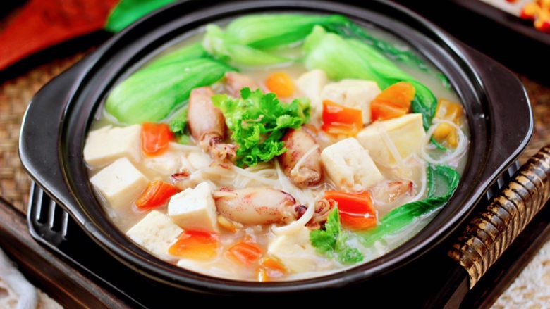 金针菇豆腐鱿鱼煲,鲜美味浓郁,简直不要太好喝。