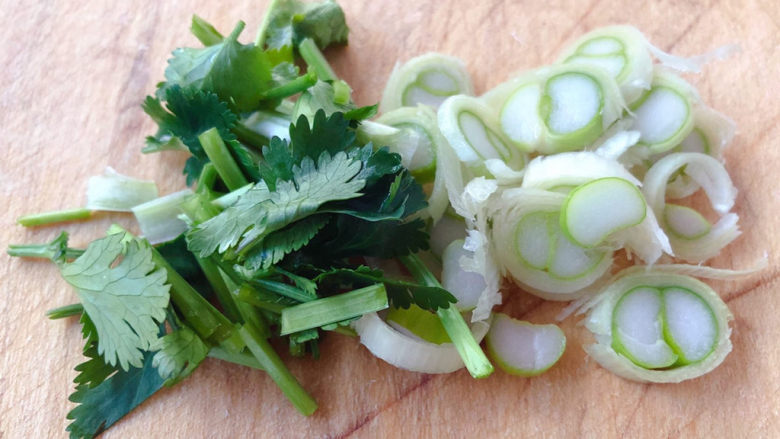 韩式泡菜炒饭,香菜和葱花切好备用