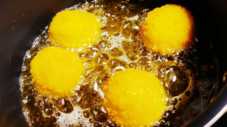 油炸汤圆,下油锅,炸至焦黄捞起沥油