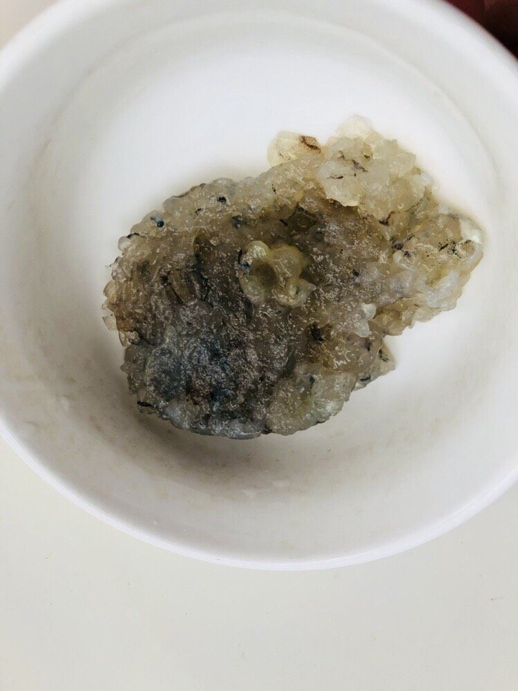 蔬菜虾仁粥(2-3人份),取10只中等大小的虾仁,剁成泥