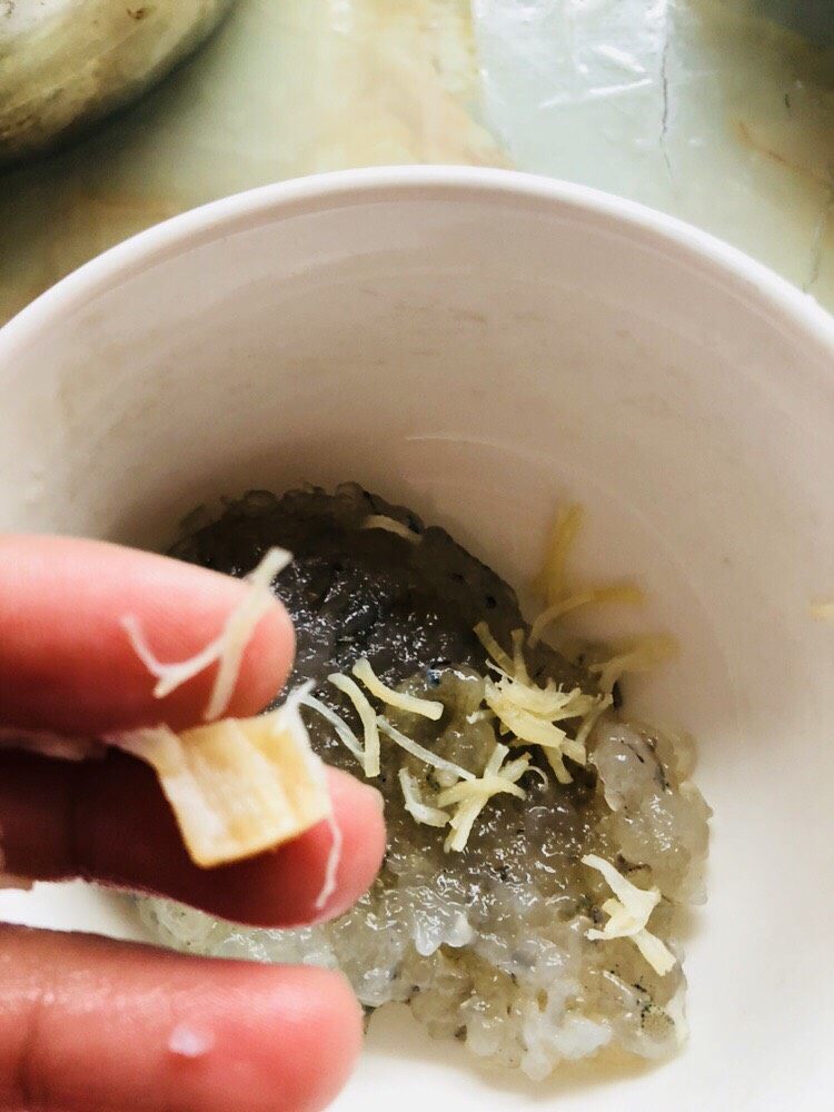 蔬菜虾仁粥(2-3人份),干贝泡水后撕成小条。干贝撕成条有助于消化,味道也能更好地发挥出来。