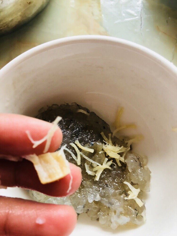 蔬菜虾仁粥（2-3人份）,干贝泡水后撕成小条。干贝撕成条有助于消化，味道也能更好地发挥出来。