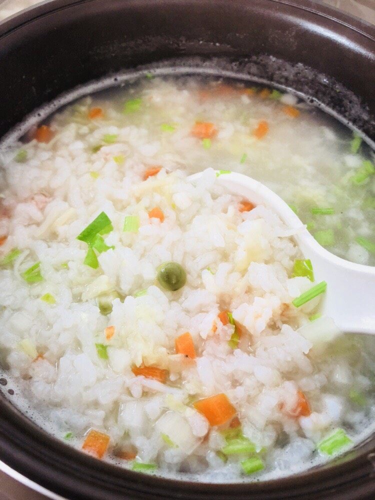 蔬菜虾仁粥(2-3人份),搅拌均匀后再焖几分钟即可。