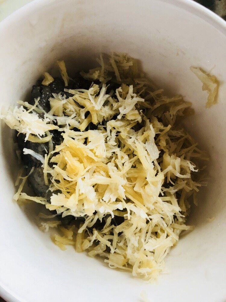 蔬菜虾仁粥(2-3人份),尽量撕细一点。