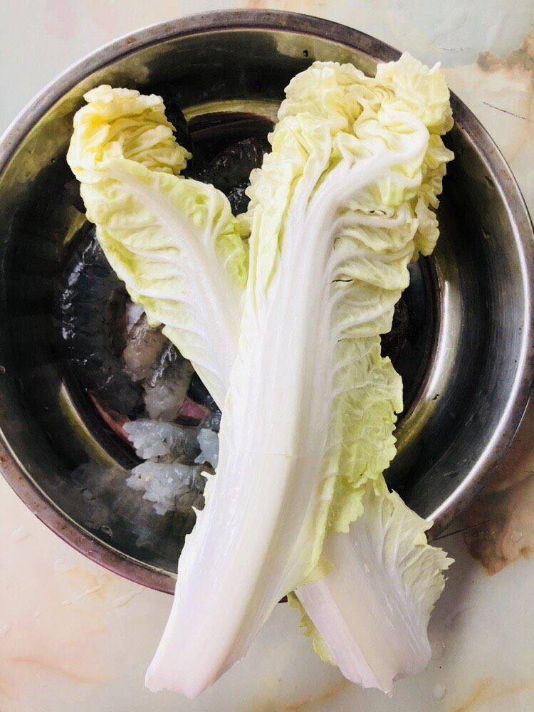 蔬菜虾仁粥(2-3人份),<a style='color:red;display:inline-block;' href='/shicai/ 114'>白菜</a>芯的叶子洗净,切长条后切成末