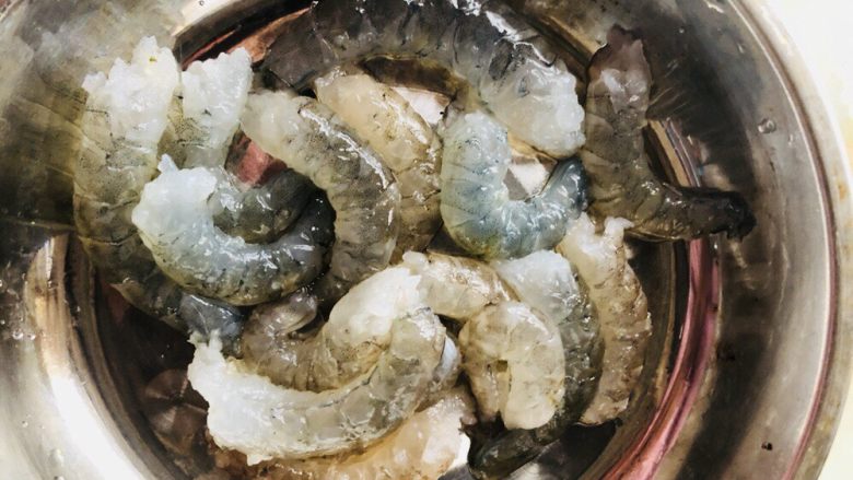 蔬菜虾仁粥(2-3人份),剥好的虾仁,这个可以分两次用。