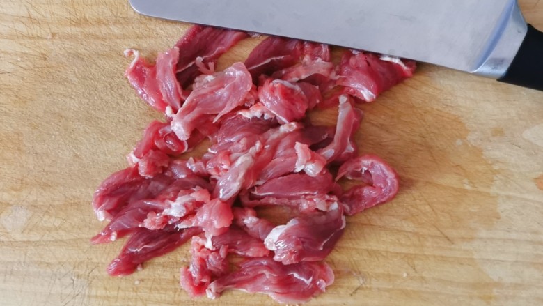 羊肉大葱水饺,<a style='color:red;display:inline-block;' href='/shicai/ 329'>羊肉</a>先切片 再剁成肉泥