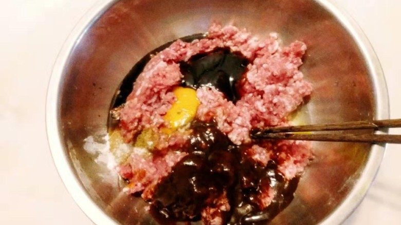 羊肉大葱水饺,放入盆中 敲入一个<a style='color:red;display:inline-block;' href='/shicai/ 60616'>生鸡蛋</a> 加入所有调味品