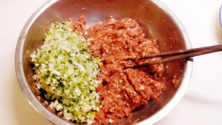 羊肉大葱水饺,放入大葱 大葱上面淋一勺<a style='color:red;display:inline-block;' href='/shicai/ 3738'>芝麻油</a>增香 拌一拌再与肉馅拌匀即可 备用