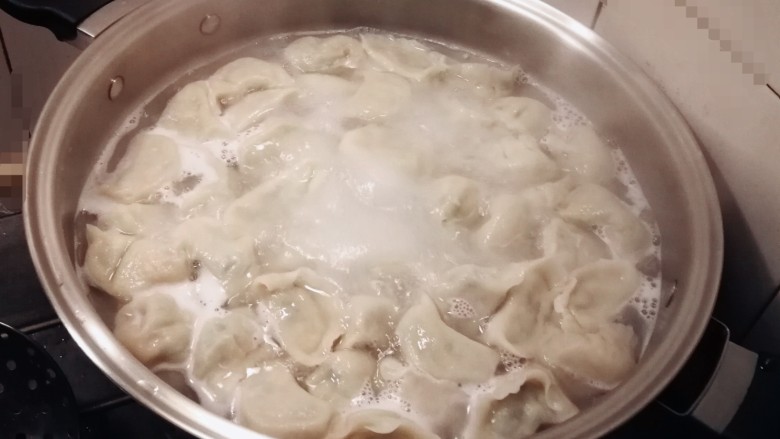 羊肉大葱水饺,汤锅水烧开 将饺子煮熟