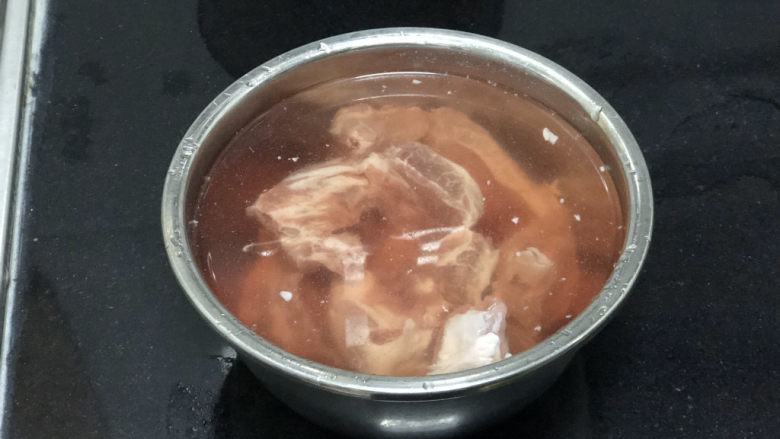 豆豉剁椒蒸排骨,排骨泡水一小时,泡出血水