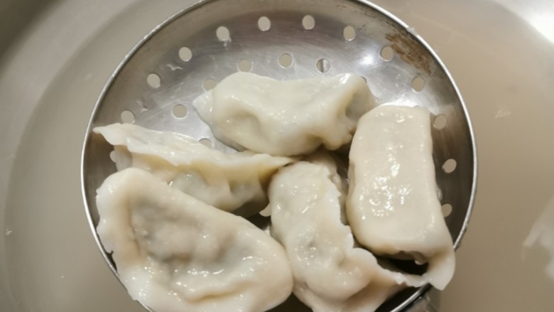 羊肉大葱水饺,煮熟捞出