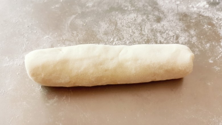 羊肉大葱水饺,面团揉光滑 搓成条状