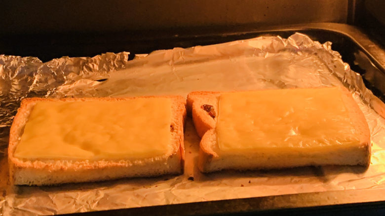芝士面包片,面包周边烤制微黄,即可;