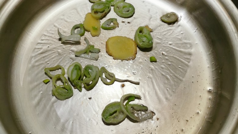 番茄牛腩面,起油锅 放入葱姜炒出香味