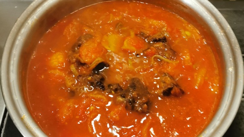 番茄牛腩面,番茄和牛肉味道充分融合 汤汁浓稠 关火