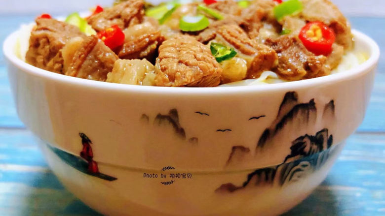 老坛酸菜牛肉面,老坛酸菜牛肉面装入碗中撒上小<a style='color:red;display:inline-block;' href='/shicai/ 86663'>红辣椒</a>颜值爆棚