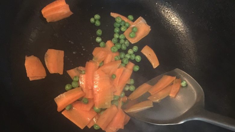 五彩荸荠虾仁,起锅热油,放入胡萝卜青豆翻炒
