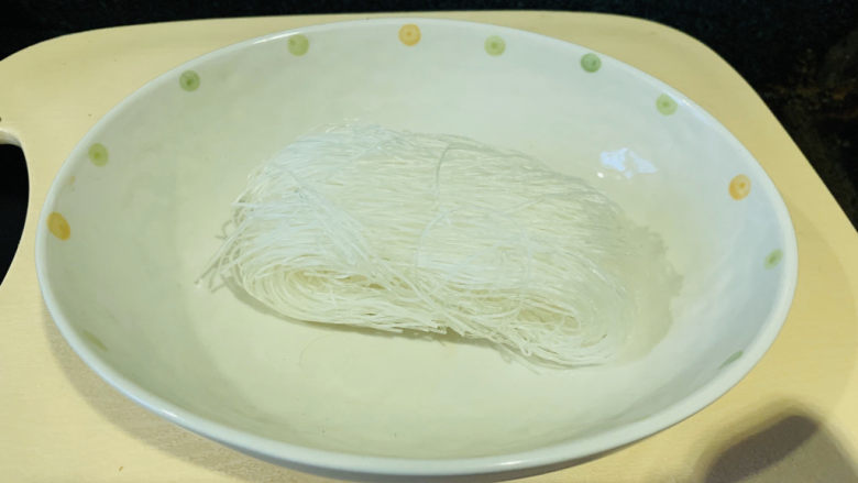 粉丝蒸金针菇,这粉丝是一把的量;