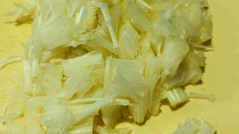 粉丝蒸金针菇,刚才切下来的根部处,切碎,因为这部分比较难咬,切碎比较好吃;