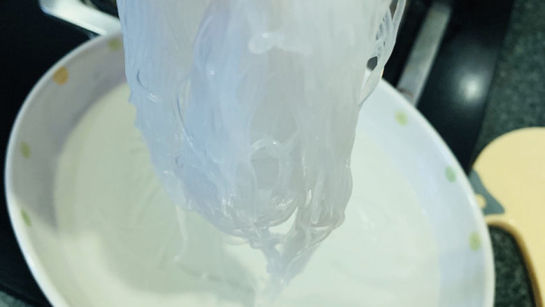 粉丝蒸金针菇,粉丝浸泡热水中十分钟即可;