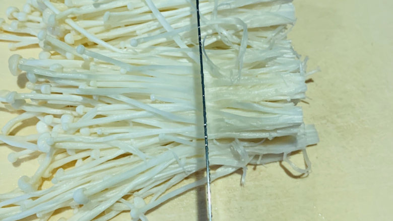 粉丝蒸金针菇,把靠近根部的部分先切下来;