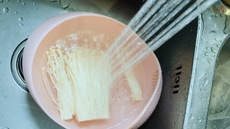 粉丝蒸金针菇,将金针菇用水洗净;