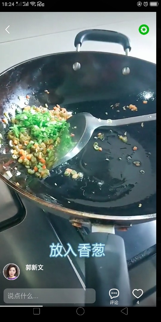 韩式泡菜炒饭,翻炒均匀打入一个<a style='color:red;display:inline-block;' href='/shicai/ 9'>鸡蛋</a>炒均匀,加香葱。