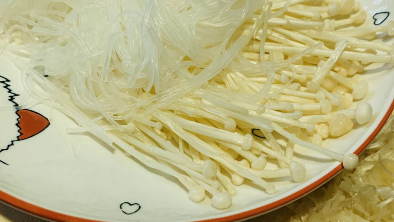 粉丝蒸金针菇,将带有菇帽的部分摆放在粉丝周围;
